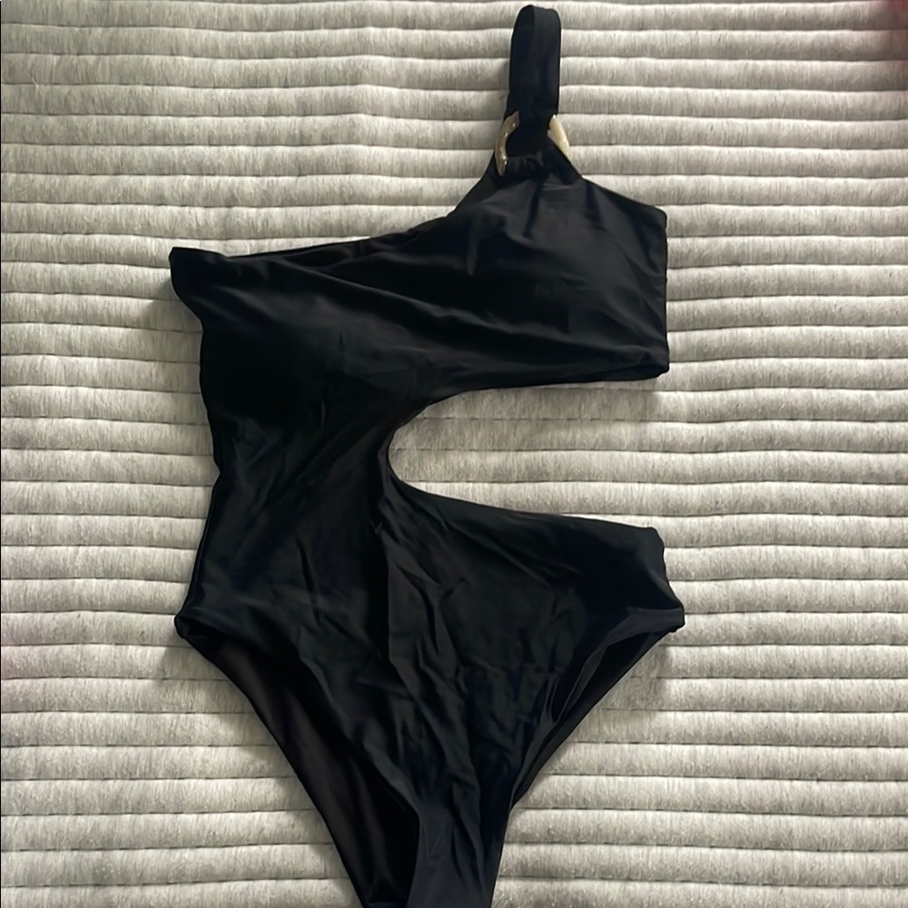 Black One-Shoulder Swimsuit